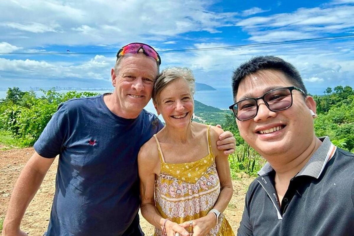 ein Mann und eine Frau posieren für ein Foto