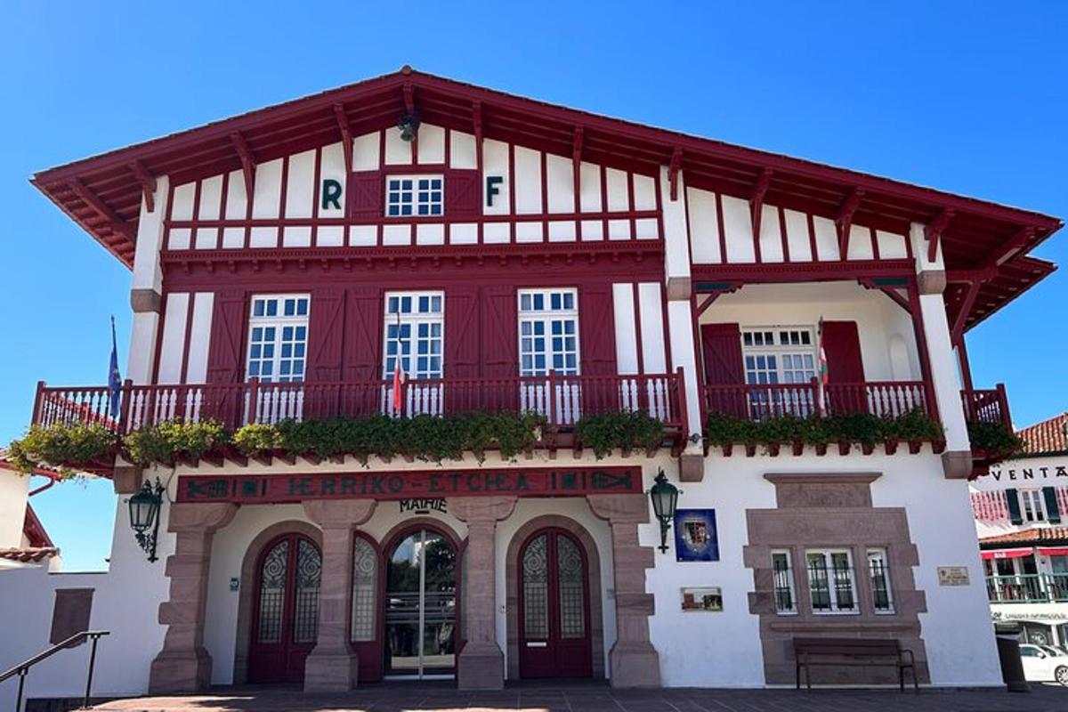 en stor rød og hvid bygning med en balkon