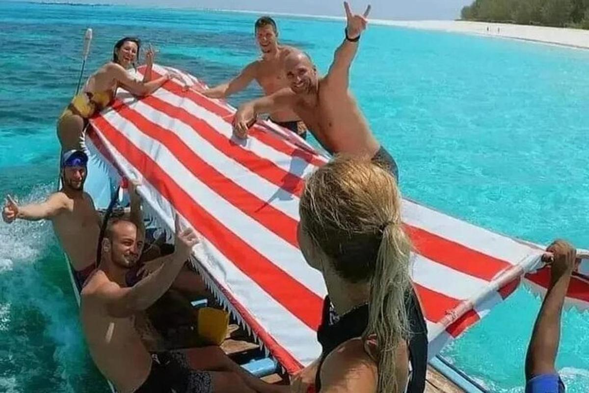 skupina lidí na lodi ve vodě