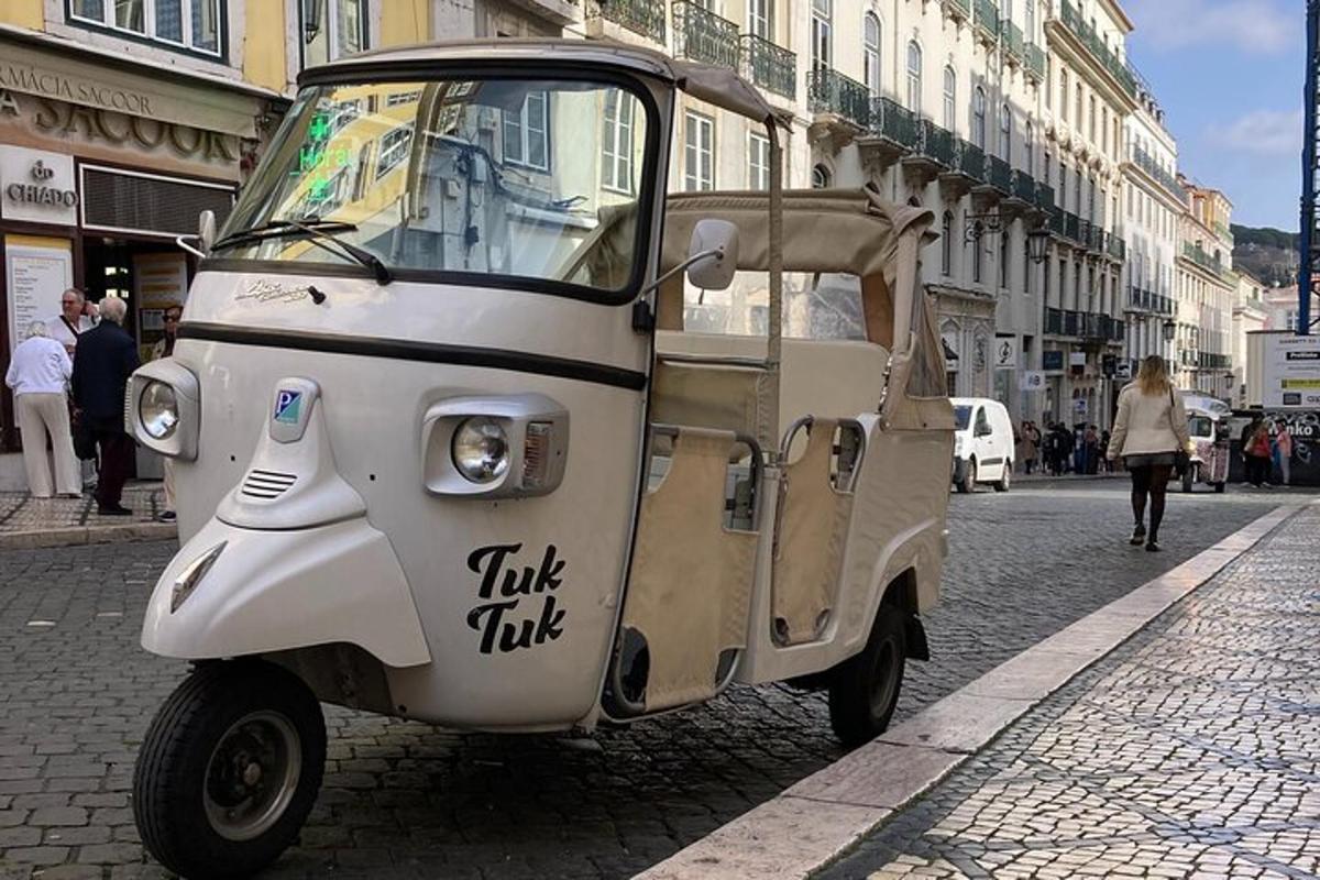 ein kleines Auto, das auf einer Stadtstraße geparkt ist