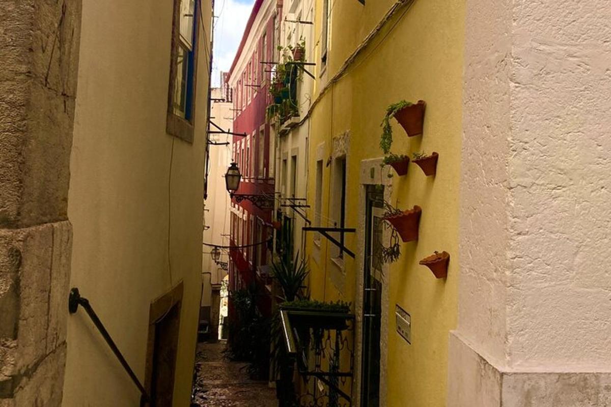 eine schmale Gasse mit Gebäuden in einer Stadt