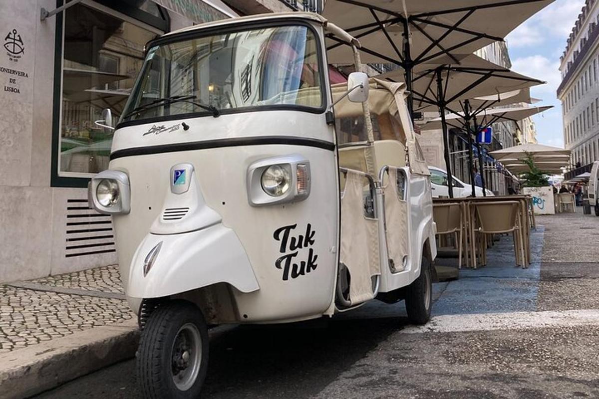 ein kleines weißes Fahrzeug ist auf einer Straße geparkt