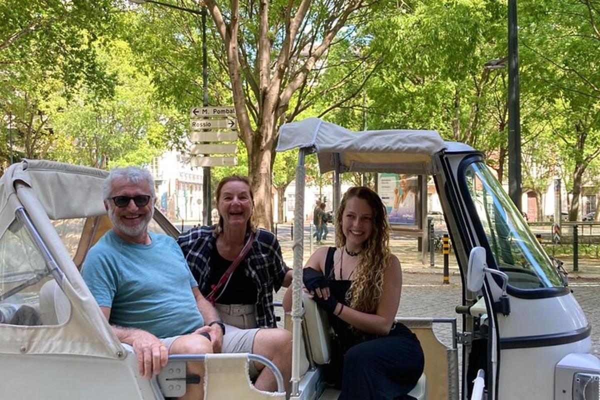 eine Gruppe von Menschen, die in einem Golfwagen fahren