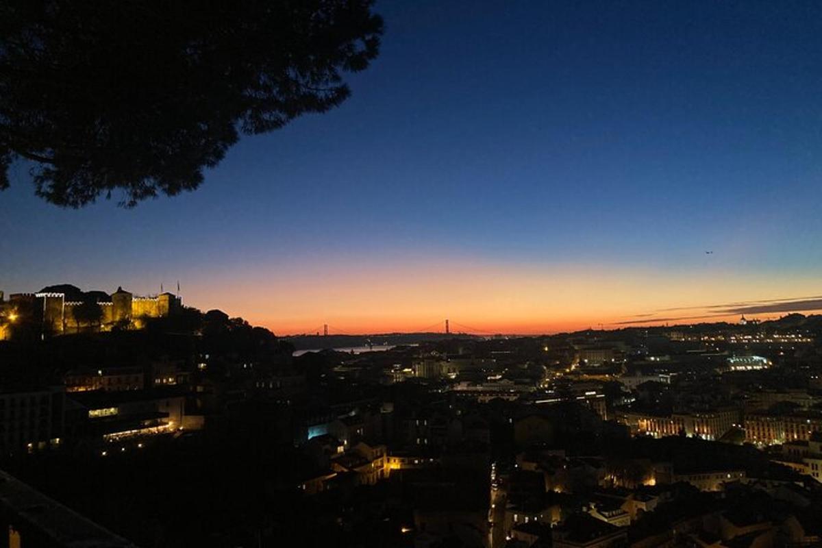ein Blick auf eine Stadt bei Nacht mit Sonnenuntergang