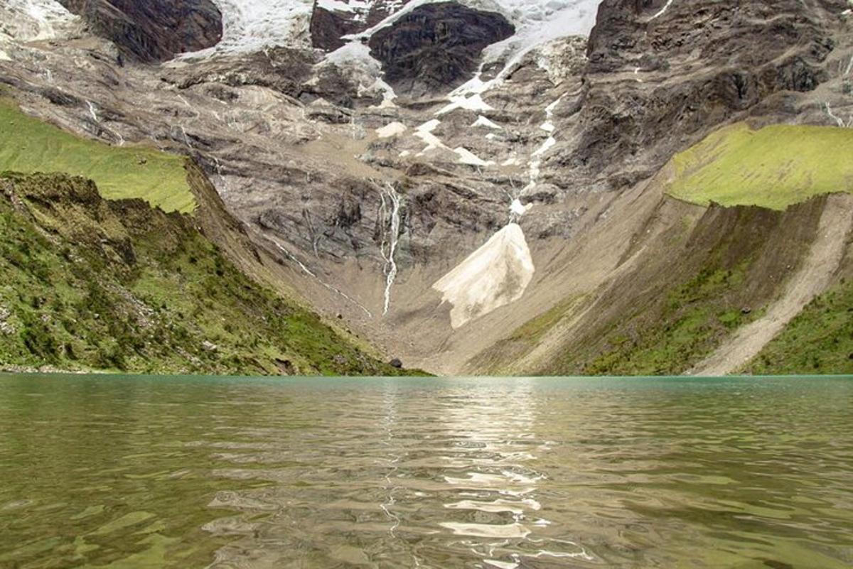 gunung dengan air terjun dan badan air