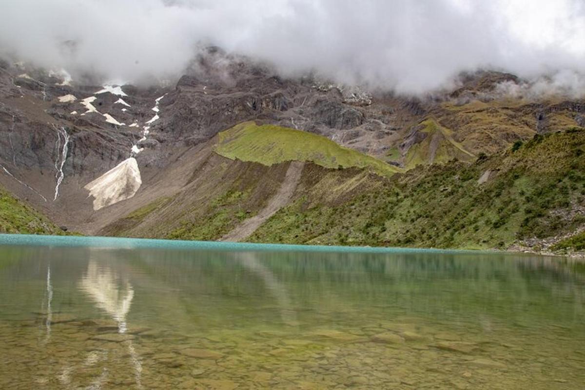 gunung memantul di dalam air tasik