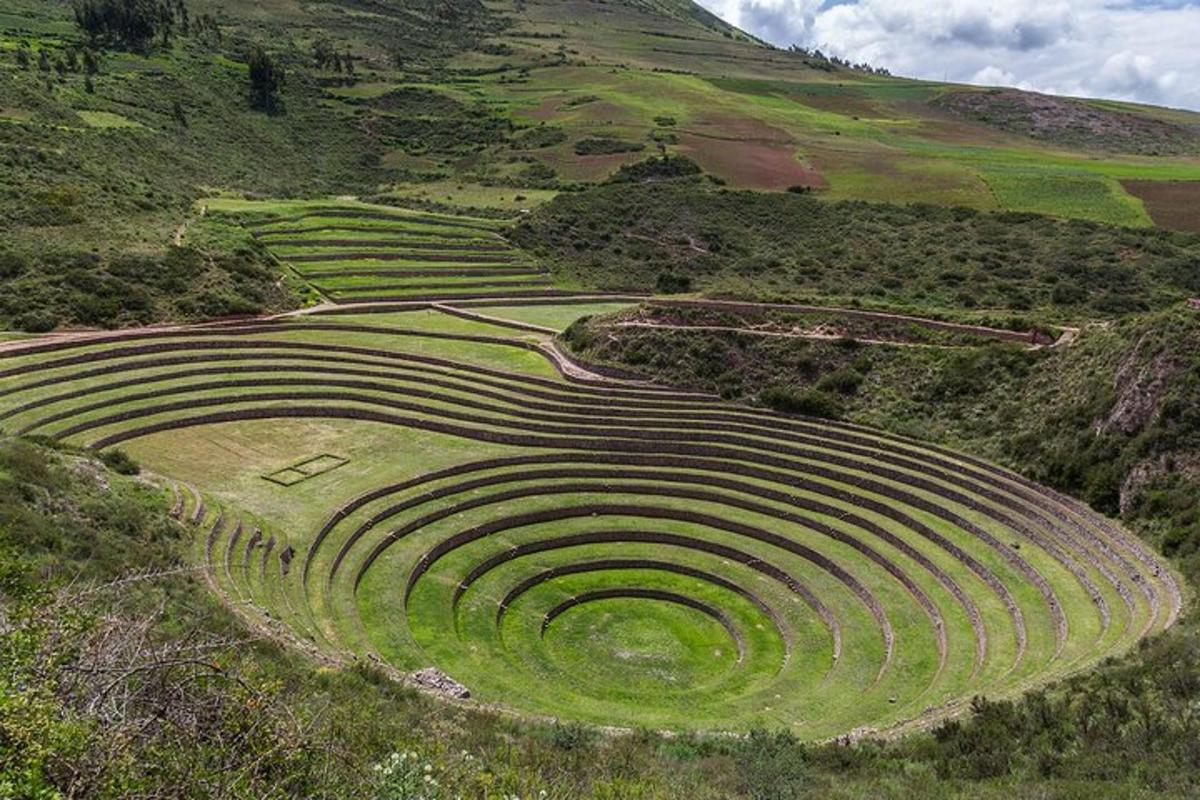uma vista aérea de um anfiteatro em uma colina