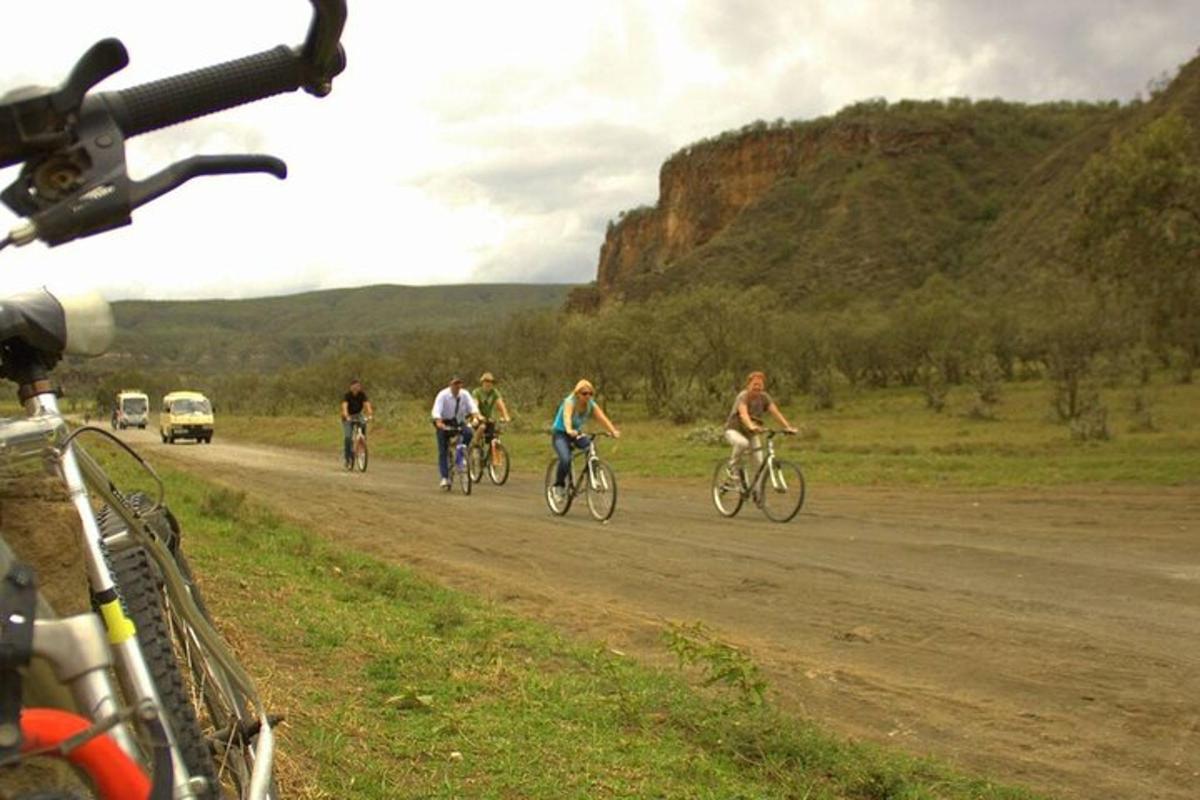 un gruppo di persone in bicicletta su una strada sterrata
