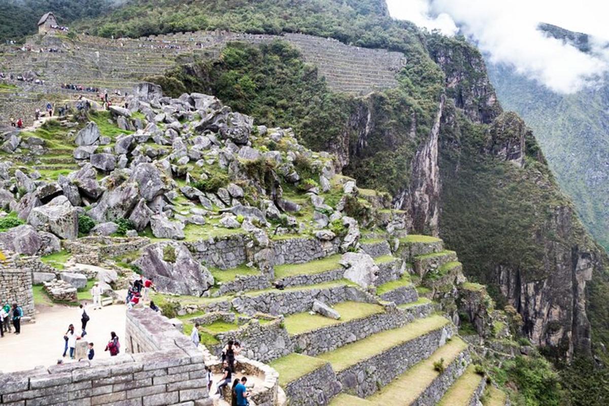 sekumpulan manusia berjalan di atas tangga gunung