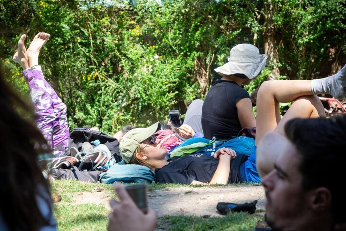 sekumpulan orang berbaring di atas rumput