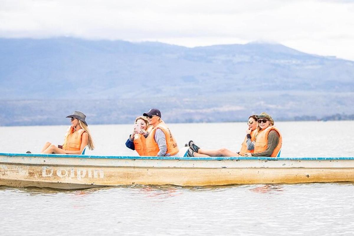 isang grupo ng mga tao na nakaupo sa isang bangka sa tubig