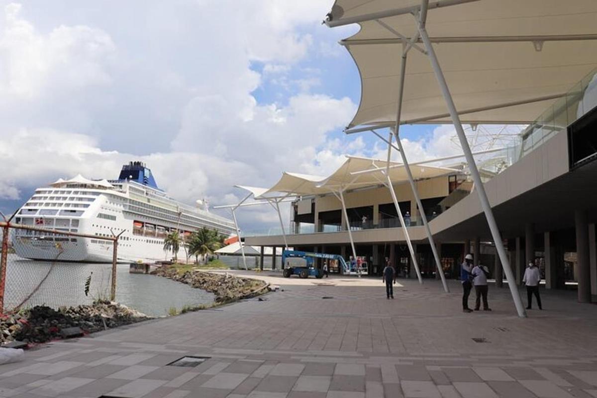 ένα κρουαζιερόπλοιο είναι αγκυροβολημένο δίπλα σε ένα κτίριο