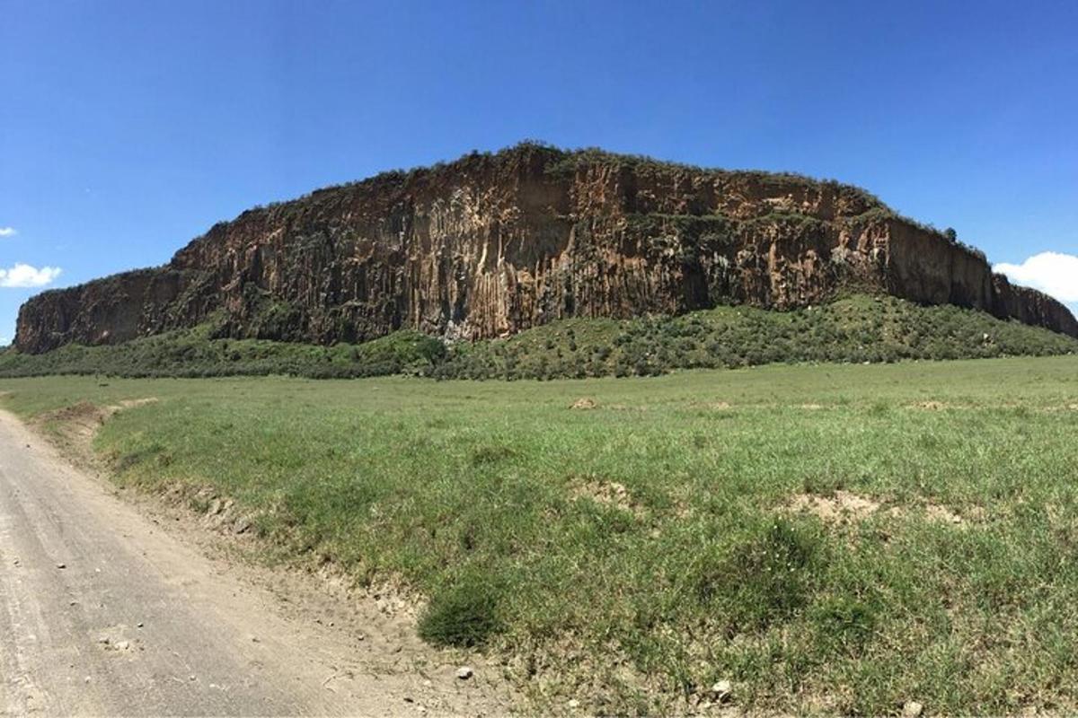 una strada sterrata di fronte a una grande montagna