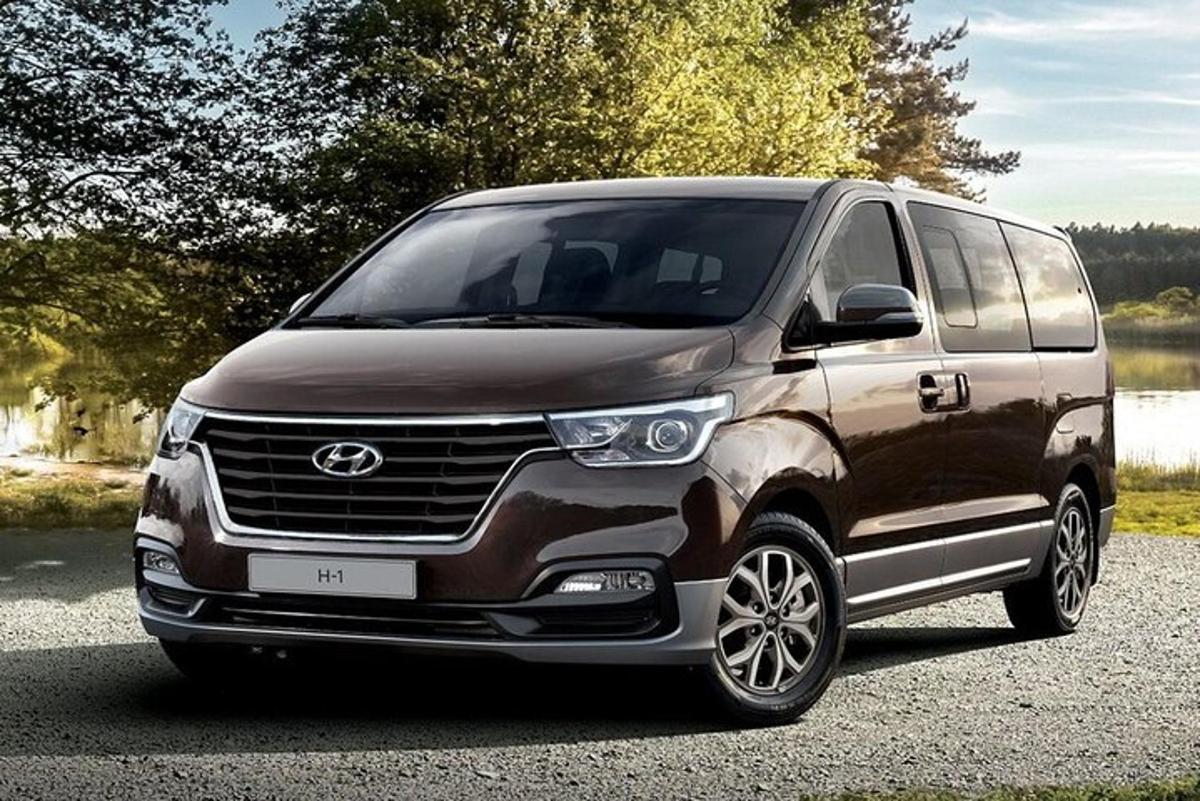 Срібний фургон Hyundai, припаркований біля озера