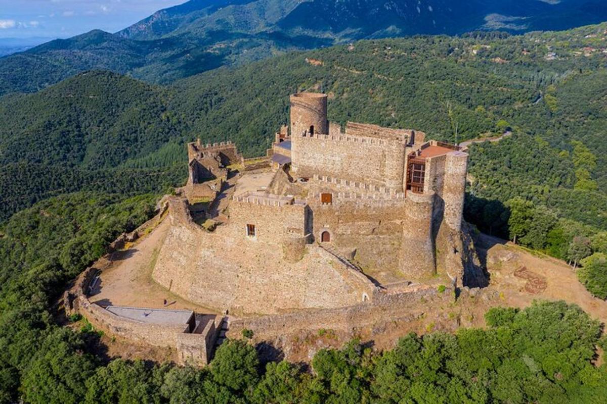 una vista aérea de un antiguo castillo en una montaña