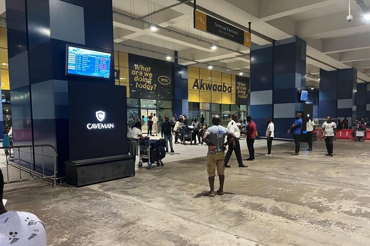 un grupo de personas caminando por un centro comercial