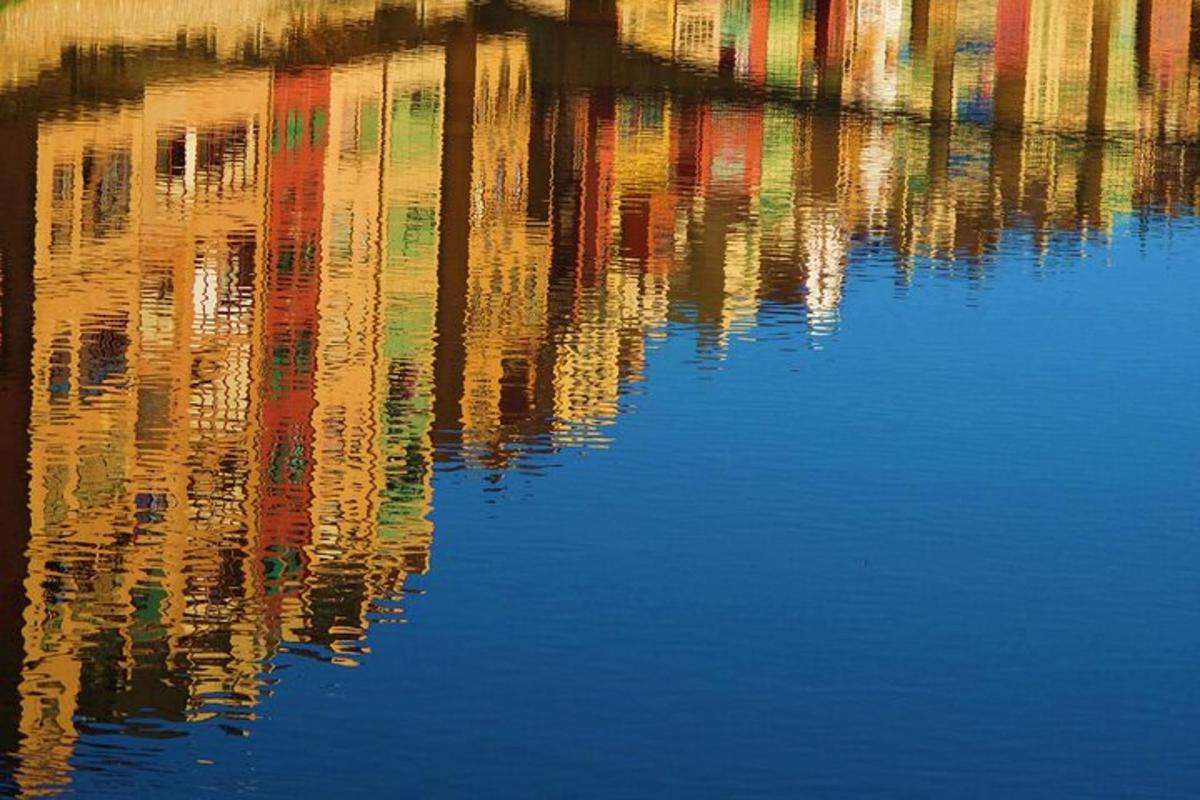 un riflesso di un edificio nell'acqua