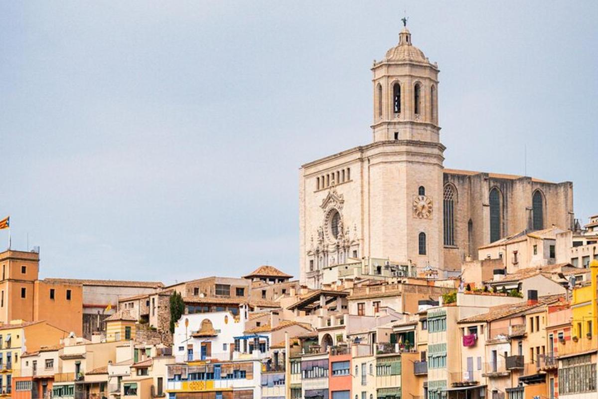 un edificio con una torre dell'orologio in cima a una città