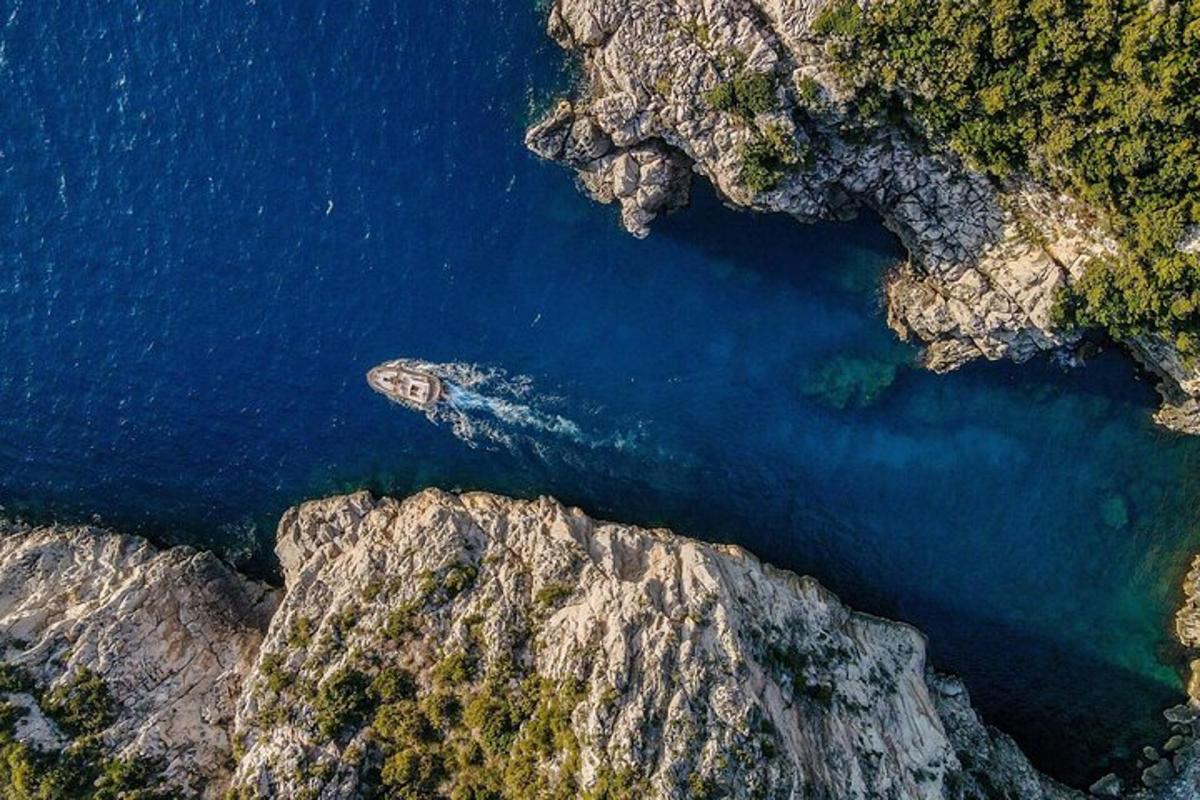 Loftmynd af vatni milli tveggja kletta