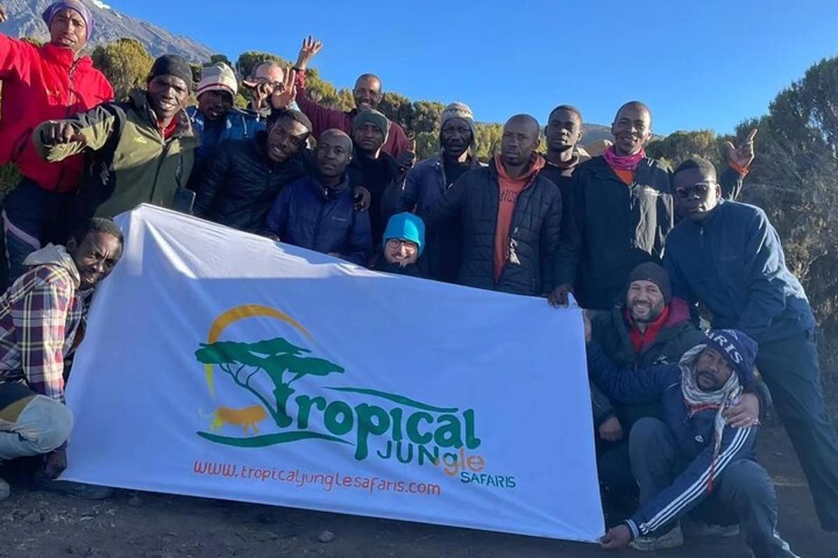 un gruppo di persone che posano per una foto tenendo un cartello