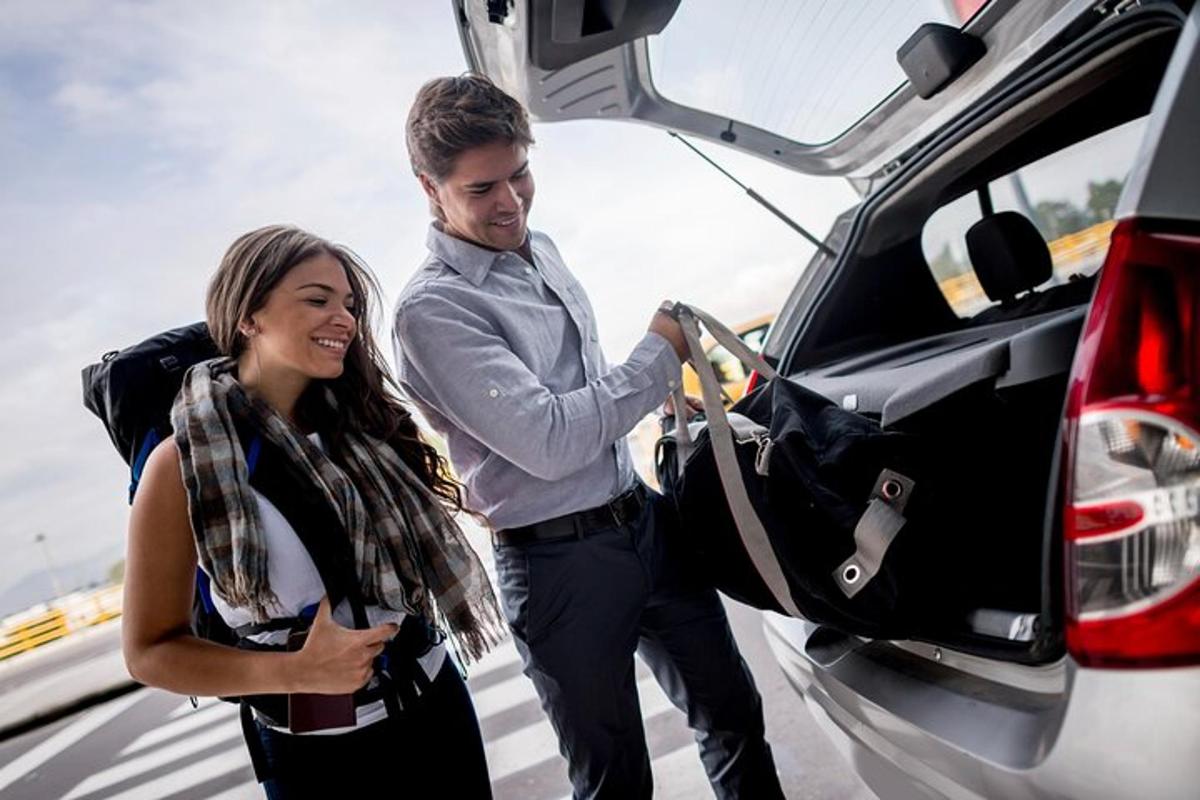 Un hombre y una mujer subiendo a un coche