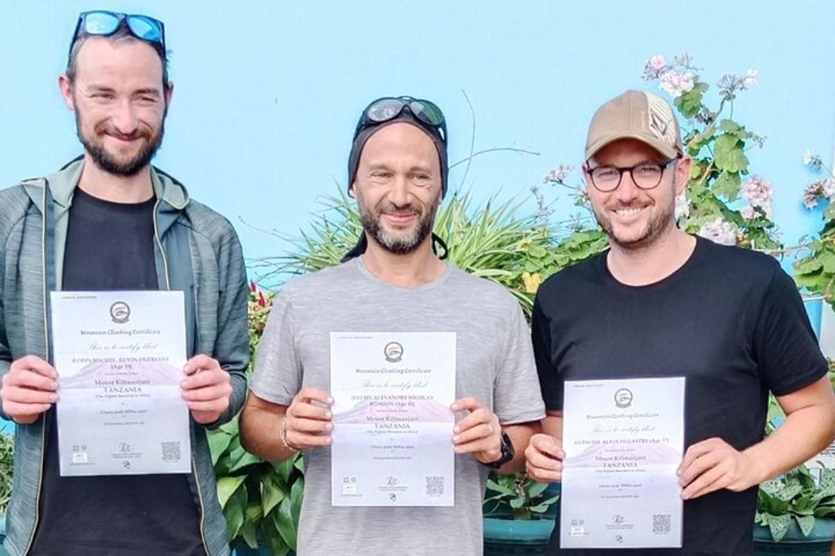 un gruppo di tre uomini che mostrano certificati