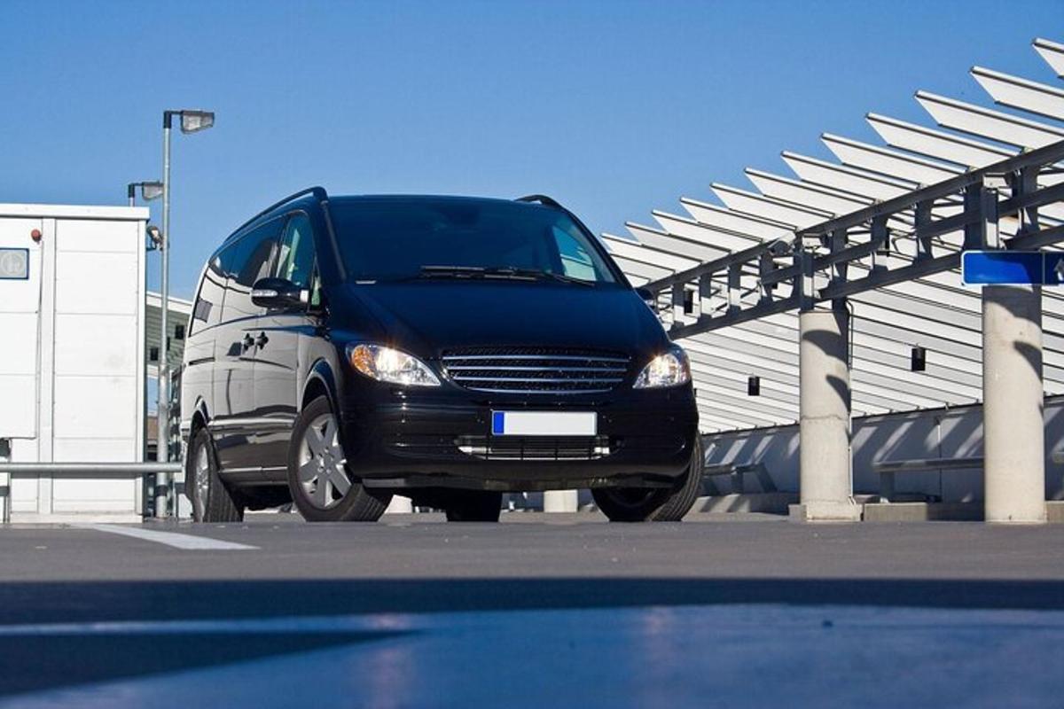 ένα ασπρόμαυρο βαν παρκαρισμένο σε ένα πάρκινγκ
