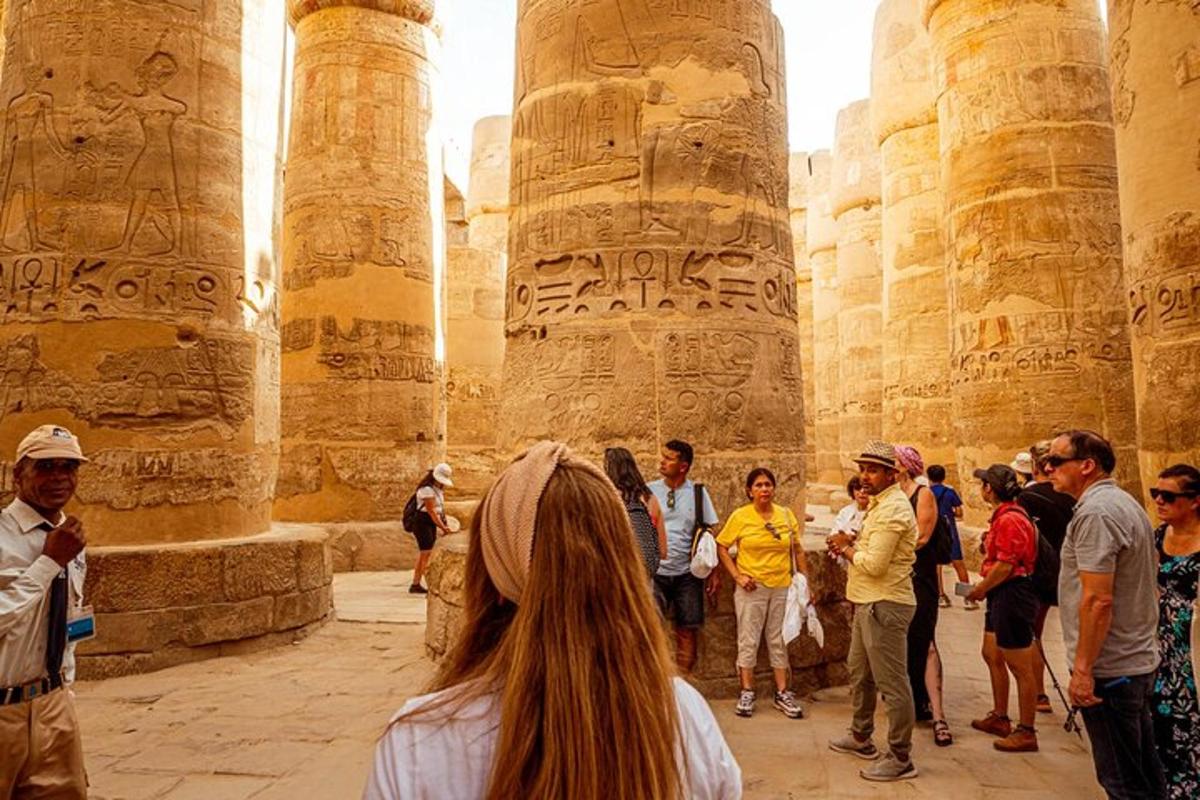 un gruppo di persone in piedi intorno alle rovine del tempio