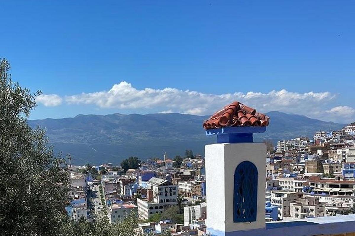 ένας πύργος με στέγη στην κορυφή μιας πόλης