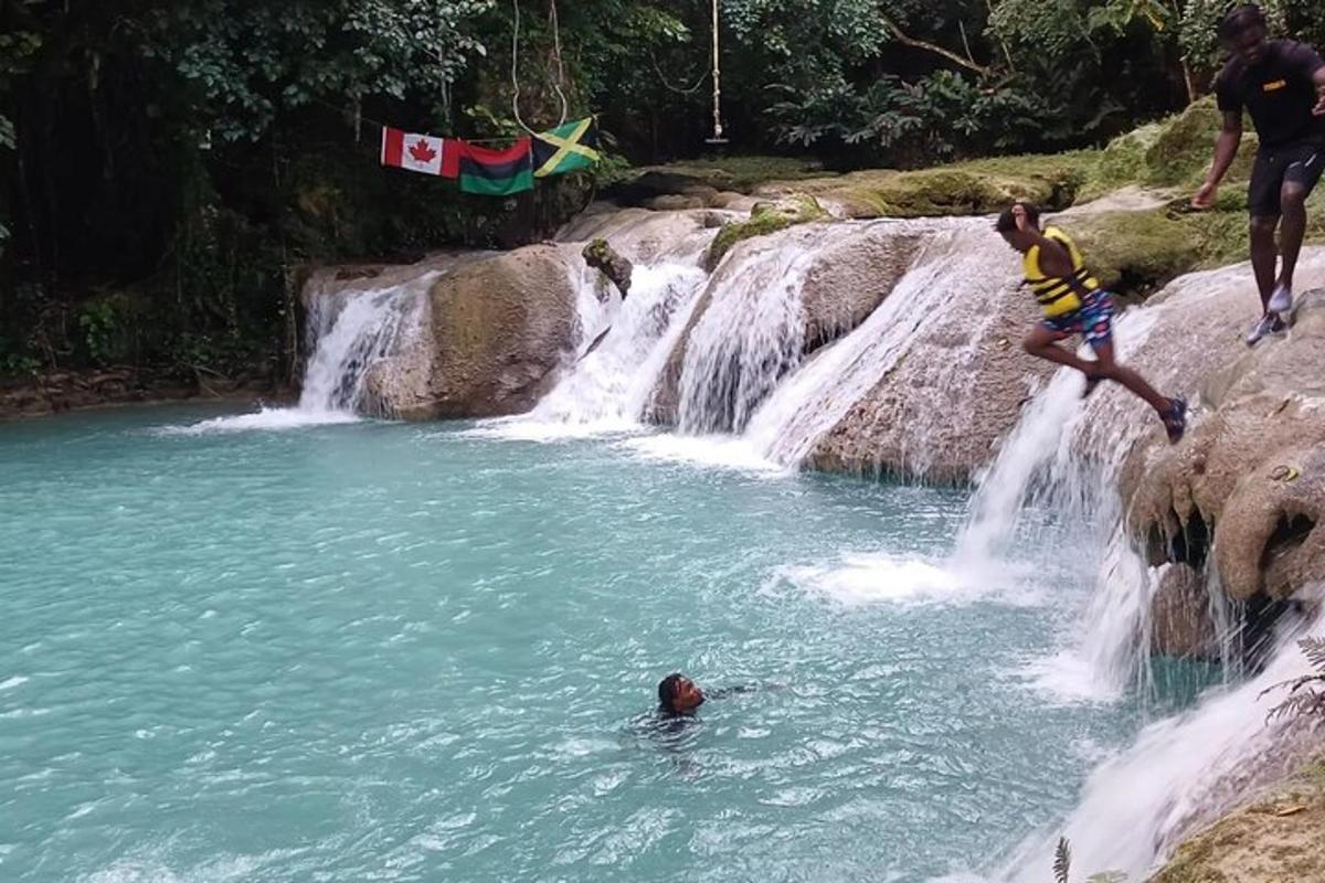 um grupo de pessoas pulando em uma cachoeira