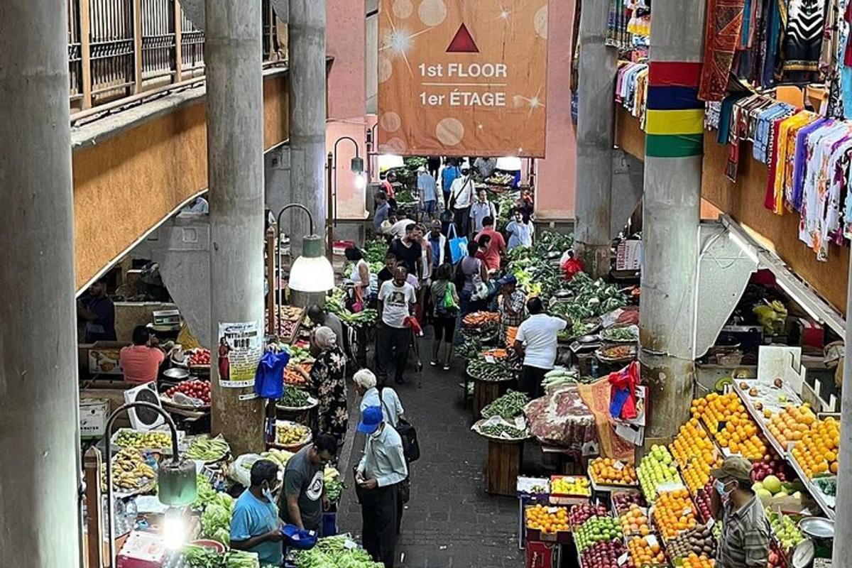 un grup de oameni care se plimbă printr-o piață cu fructe și legume