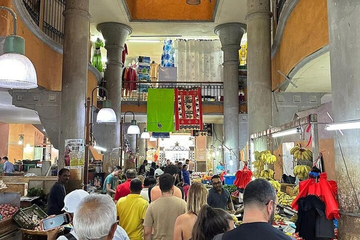 o mulțime de oameni care se plimbă prin piață