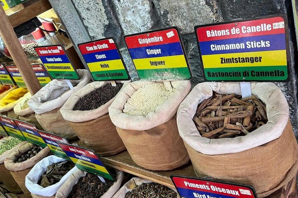 un stand într-un magazin cu saci de condimente