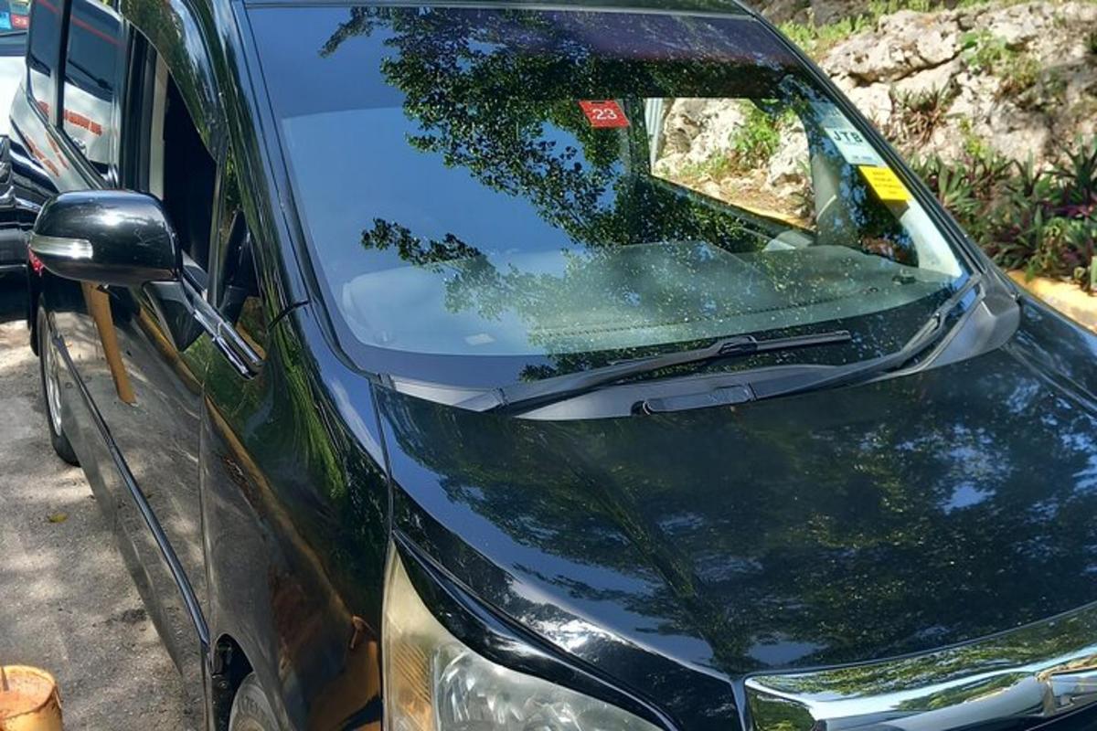 un'auto con il parabrezza rotto su un lato