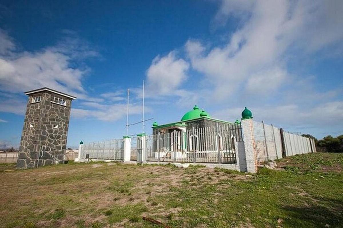 bygging með girðingu og vita