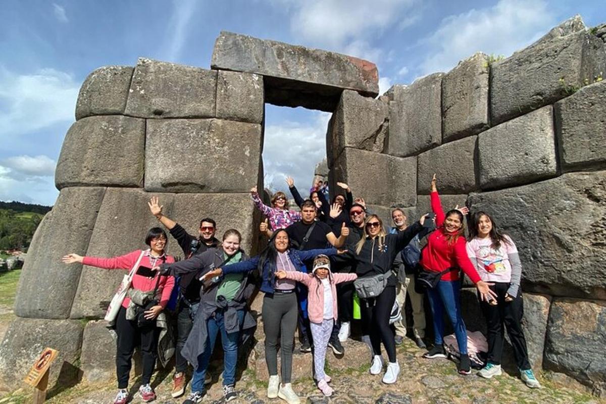 un grup de persones dempeus davant d'una formació rocosa