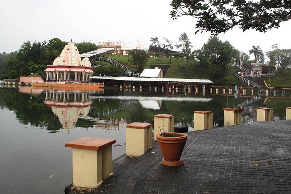 uno stagno con un gazebo e un edificio nell'acqua