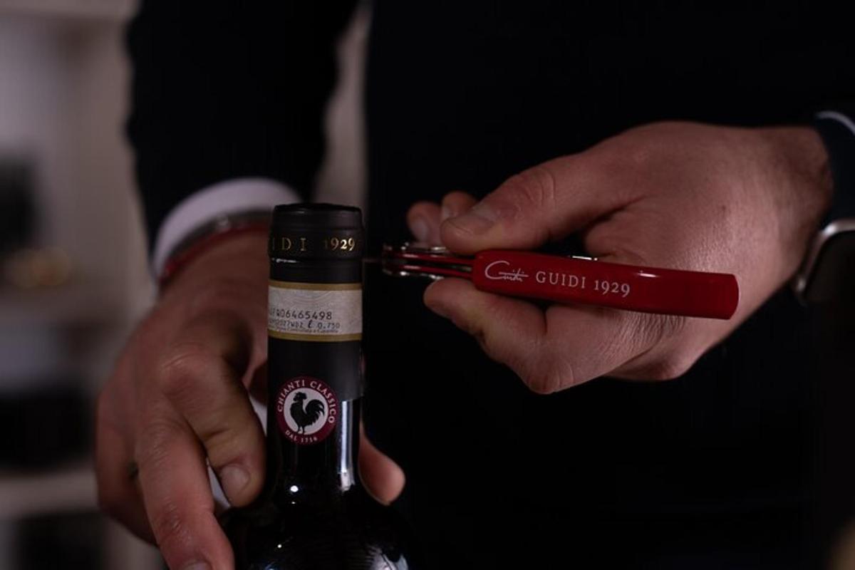 seorang lelaki memegang botol wain dengan pen