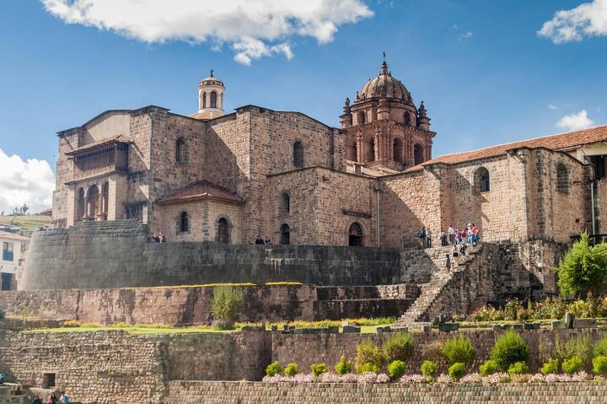 un gran edifici de pedra amb una torre del rellotge a la part superior