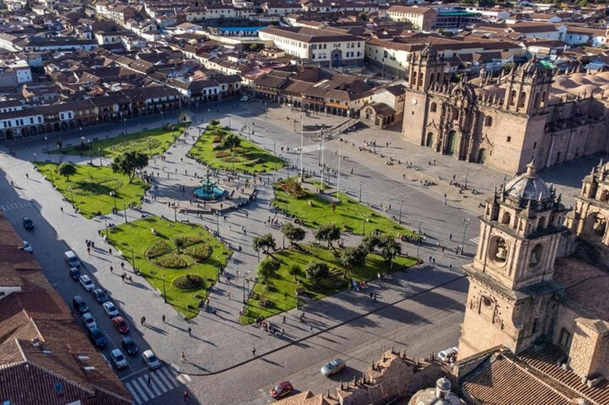 vista aèria d'una ciutat amb una torre del rellotge