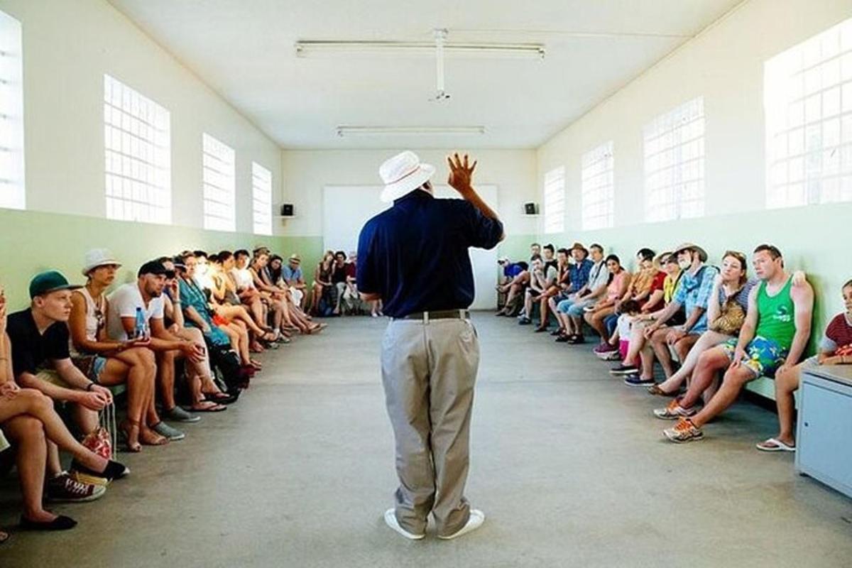 muž stojící před davem lidí