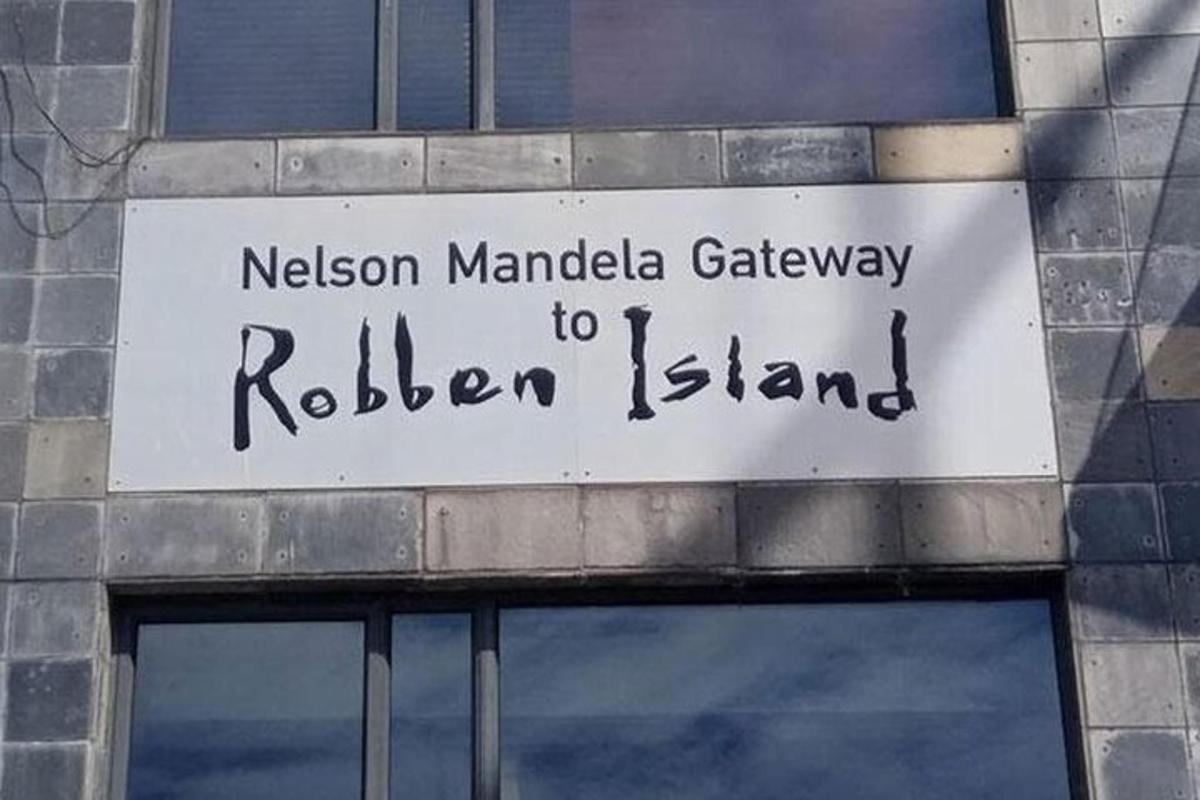 en skylt på en byggnad som lyder Nelson Mandela Gallery till Railroad Island