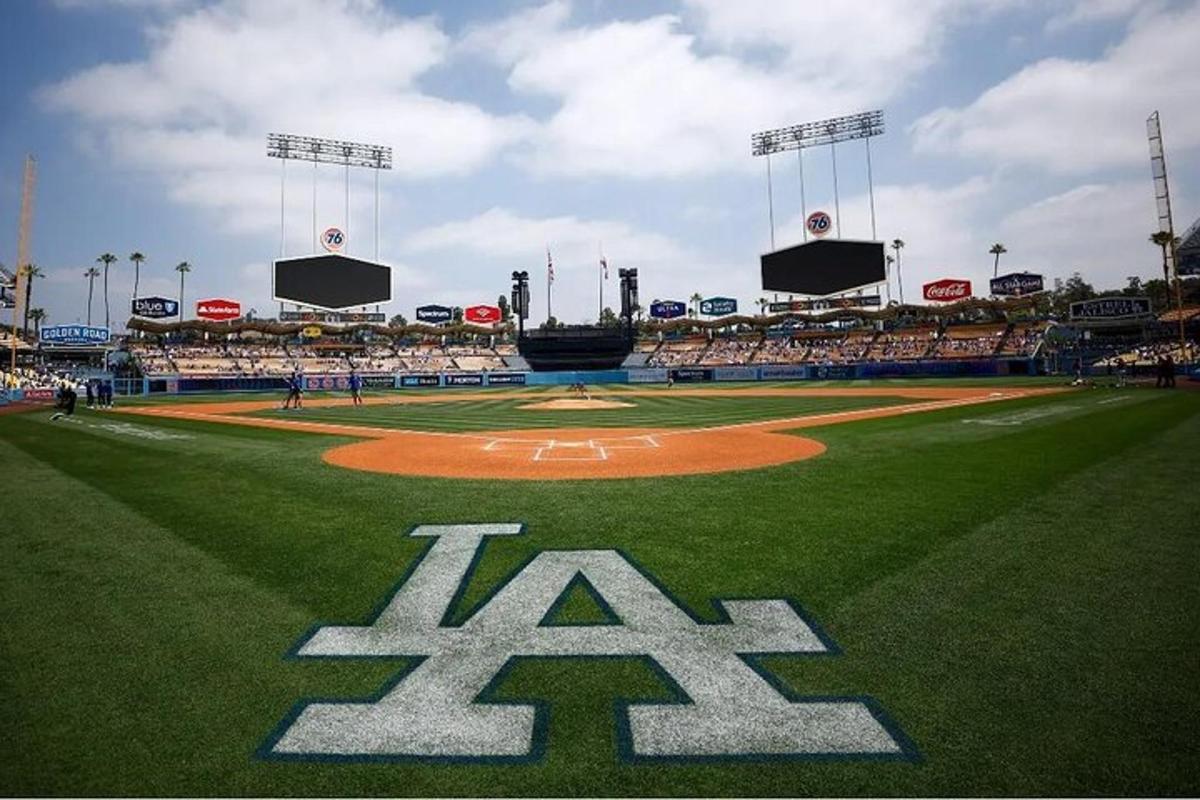 un campo da baseball con l'AK dipinto sul campo