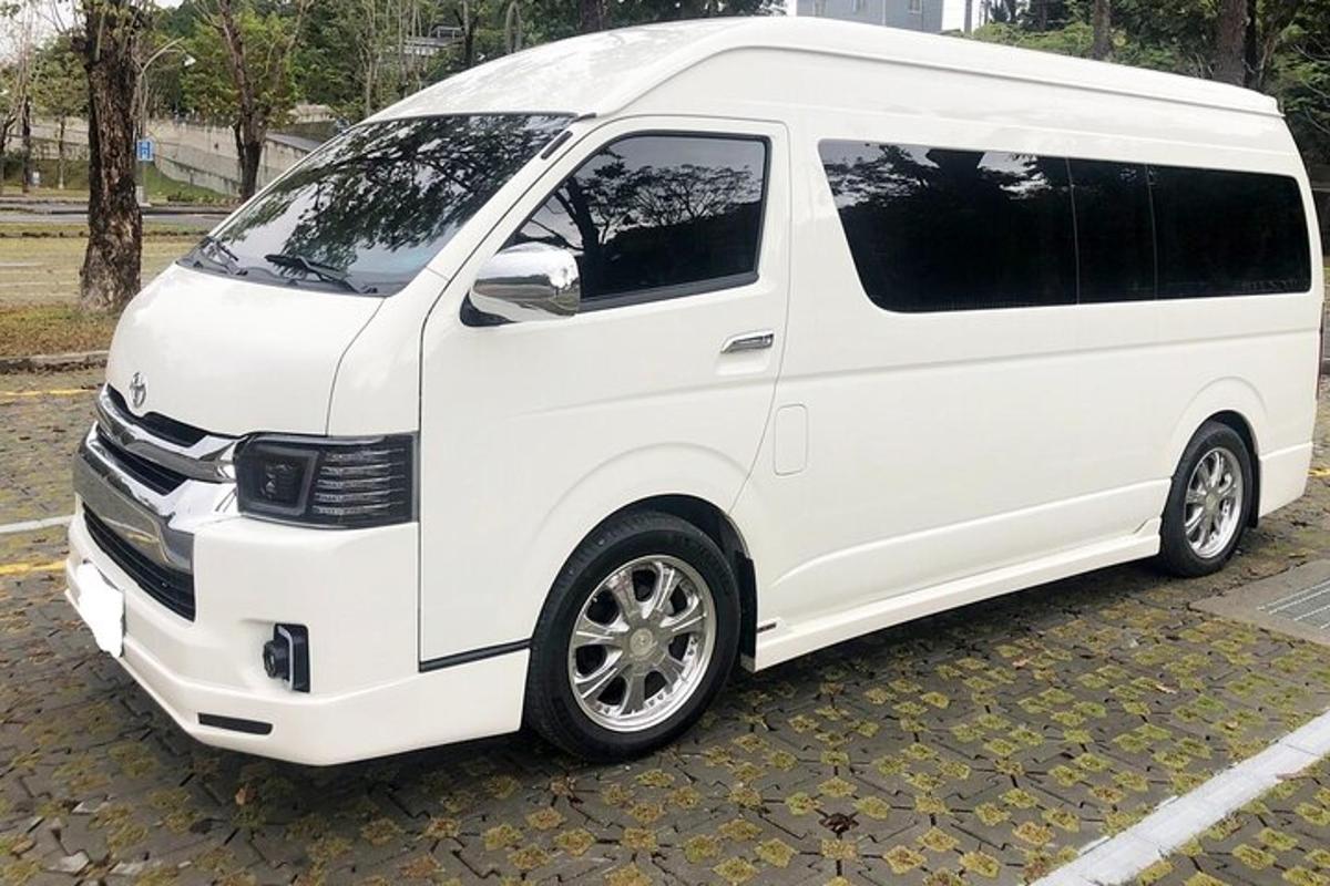 un furgone bianco parcheggiato in un parcheggio