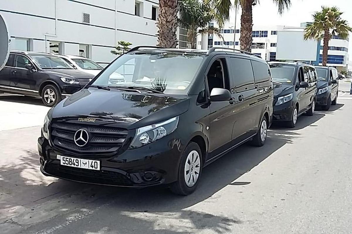 egy fekete furgon parkolt a parkolóban