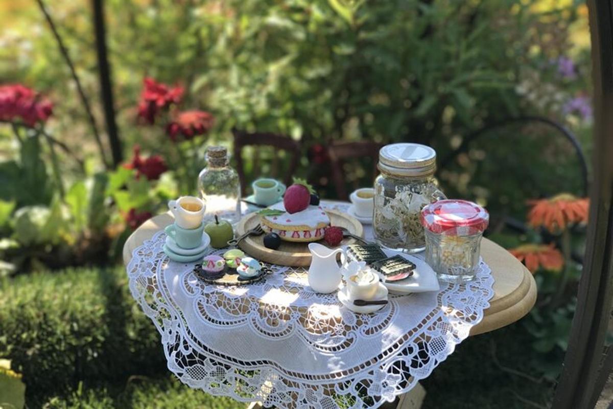 o masă albă cu un set de ceai pe ea