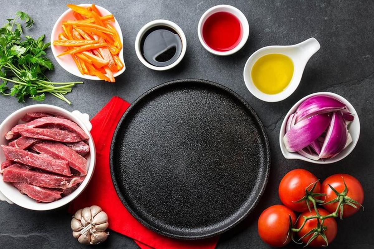 un tavolo con una griglia e alcune verdure e salsa