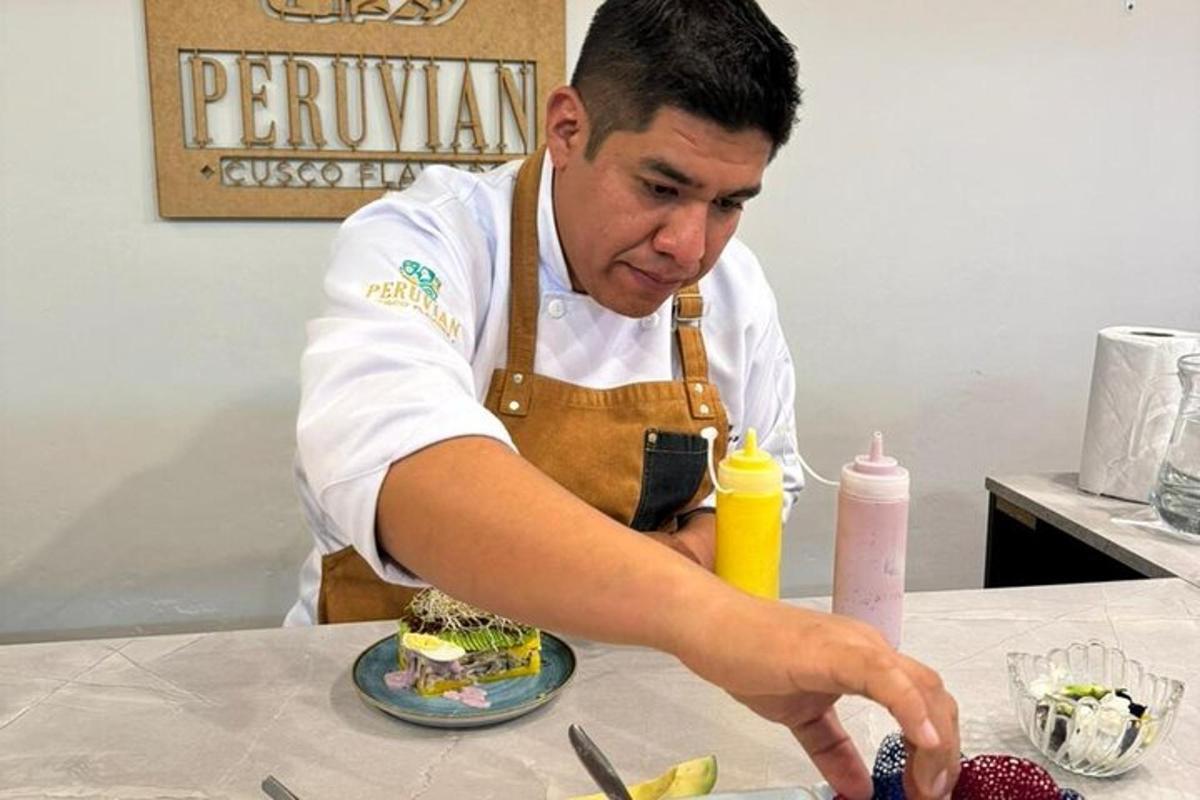 uno chef che prepara un piatto di cibo su un tavolo