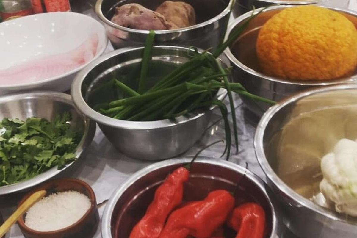 un mucchio di ciotole di cibo con peperoni e altri ingredienti