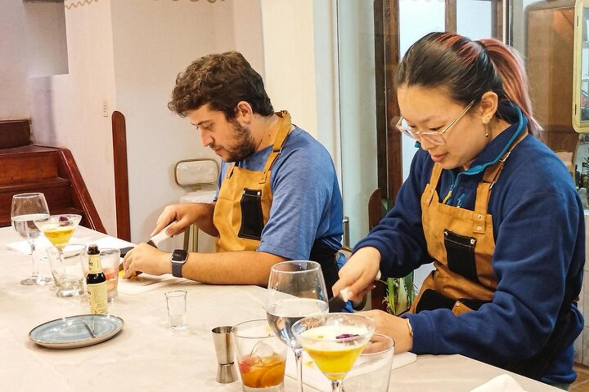 un uomo e una donna seduti a un tavolo